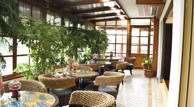 هتل گونس استانبول یکی از هتل‌ چهار ستاره هتل های استانبول است که با ارائه خدمات با کیفیت و امکانات مناسب، میزبان مسافران و گردشگرانی است که به دنبال اقامتی راحت و بی‌دردسر هستند. این هتل در منطقه بکرت پتز در نزدیکی فرودگاه آتاتورک و مراکز خرید معروف قرار گرفته است. هتل گونس استانبول با طراحی مدرن و شیک، فضایی دلنشین و آرامش‌بخش را برای مهمانان خود فراهم کرده است.