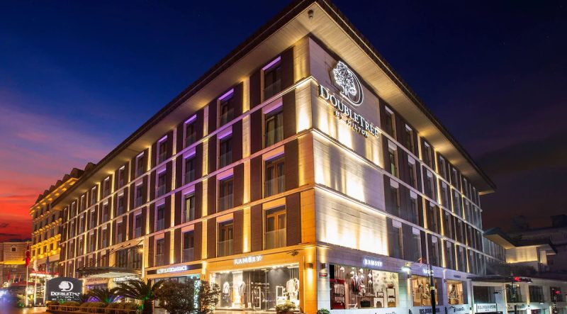 هتل دابل تری بای هیلتون استانبول اولد تاون، یکی از هتل‌های استانبول است که در منطقه تاریخی شهر واقع شده است. این هتل با داشتن 171 اتاق و سوئیت، از جمله اقامتگاه‌هایی است که مسافران برای اقامت در استانبول انتخاب می‌کنند.