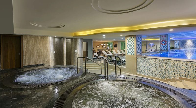 هتل تایتانیک پورت باکرکوی یکی از مجلل‌ترین و مدرن‌ترین هتل‌های استانبول است که در منطقه باکرکوی واقع شده است.