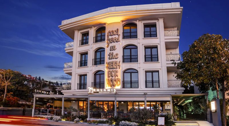 هتل ویندهام گرند کالامیس مارینا یکی از هتل‌های استانبول است که در منطقه کالامیس واقع شده است. این هتل پنج ستاره با معماری مدرن و امکانات فوق‌العاده خود، تجربه‌ای به یادماندنی را برای مهمانانش به ارمغان می‌آورد. با قرار گرفتن در کنار مارینا، نمایی دیدنی از دریا و کشتی‌های تفریحی را به مهمانان خود ارائه می‌دهد و فضایی رویایی را برای آن‌ها فراهم می‌کند.