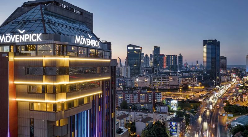 هتل موون پیک بسفورس استانبول، یکی از مجلل ترین هتل های استانبول است که در منطقه بسفورس قرار گرفته است. این هتل با طراحی معاصر و دکوراسیون شیک و مجلل، مکانی ایده آل برای اقامت مسافرانی است که به دنبال تجربه ای لوکس و راحت هستند.