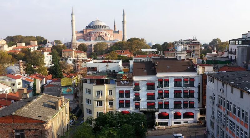 هتل دوسو دوسی اولد سیتی استانبول یکی از بهترین هتل‌های استانبول است. این هتل با دکوراسیونی مدرن و امکانات رفاهی کامل به مسافران ارائه می‌شود.