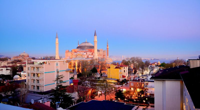 هتل سورا ایاصوفیه استانبول یکی از زیباترین و لوکس‌ترین هتل‌های استانبول است که در قلب شهر تاریخی سلطان احمد واقع شده است.