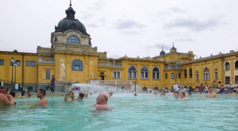 حمام آب گرم سیچینی، که با عمارت بزرگ و تاریخی خود، یکی از بزرگترین و معروف‌ترین حمام های آب گرم در اروپا است