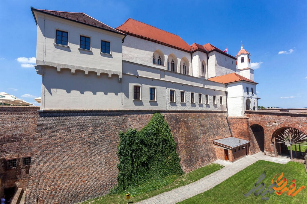 قلعه اشپیلبرک Špilberk Castle به عنوان یک بنای مهم دفاعی، در طول قرون وسطا تا دوران مدرن، نقش مهمی در تاریخ اروپا ایفا کرده است. 