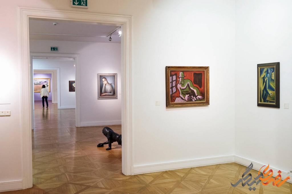 علاوه بر مجموعه‌های دائمی، گالری موراویان برنو میزبان نمایشگاه‌های موقتی است که آثار هنری از هنرمندان مختلف را به نمایش می‌گذارد. 