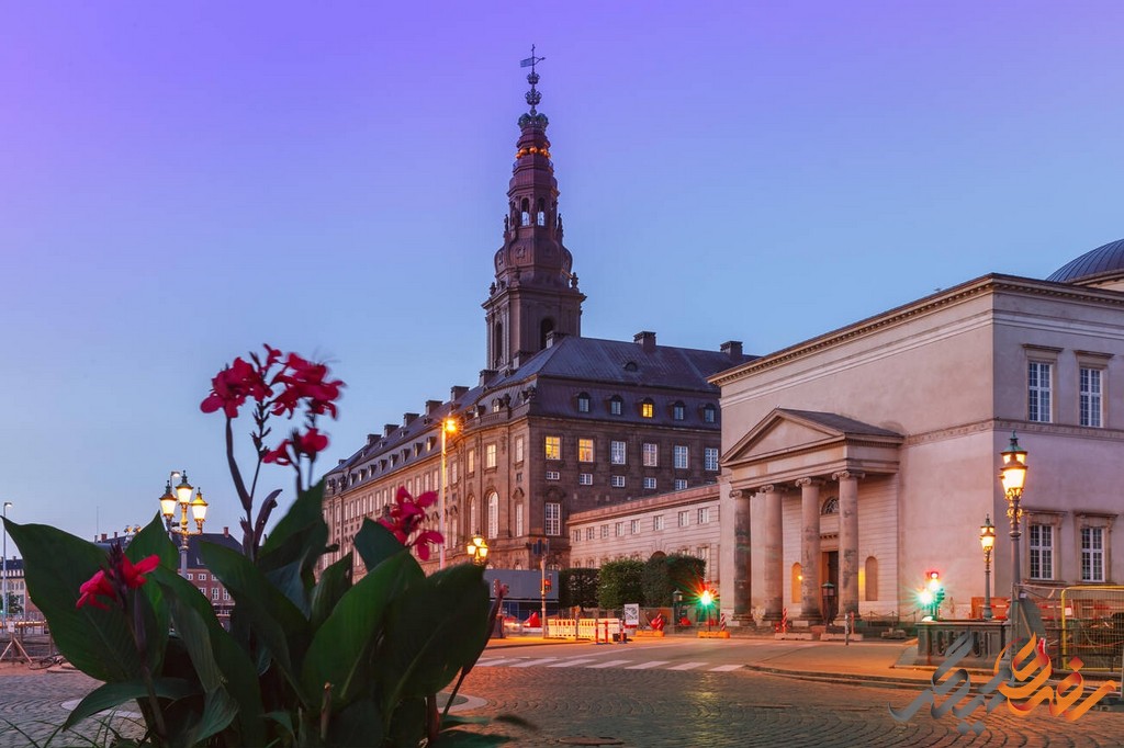 قصر کریستیانسبورگ در کپنهاگ یکی از دیدنی‌ترین بناهای تاریخی دانمارک است که به دلیل معماری زیبا، اهمیت تاریخی و جذابیت‌های گردشگری، مورد توجه گردشگران و دوستداران تاریخ قرار گرفته است.