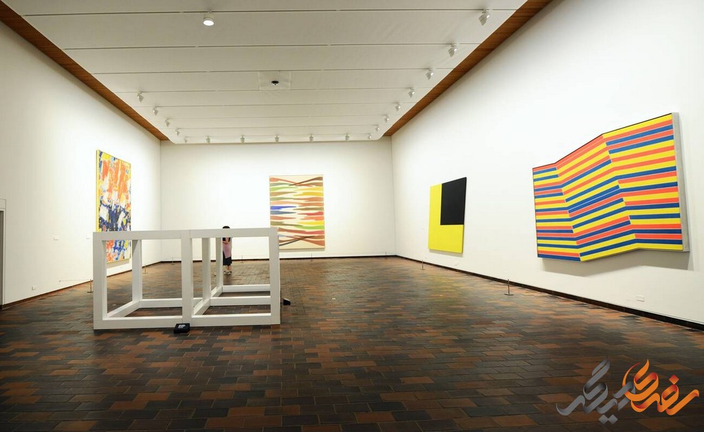 موزه لوئیزیانا علاوه بر نمایش آثار هنری، برنامه‌های آموزشی و فرهنگی متعددی را نیز برگزار می‌کند. 