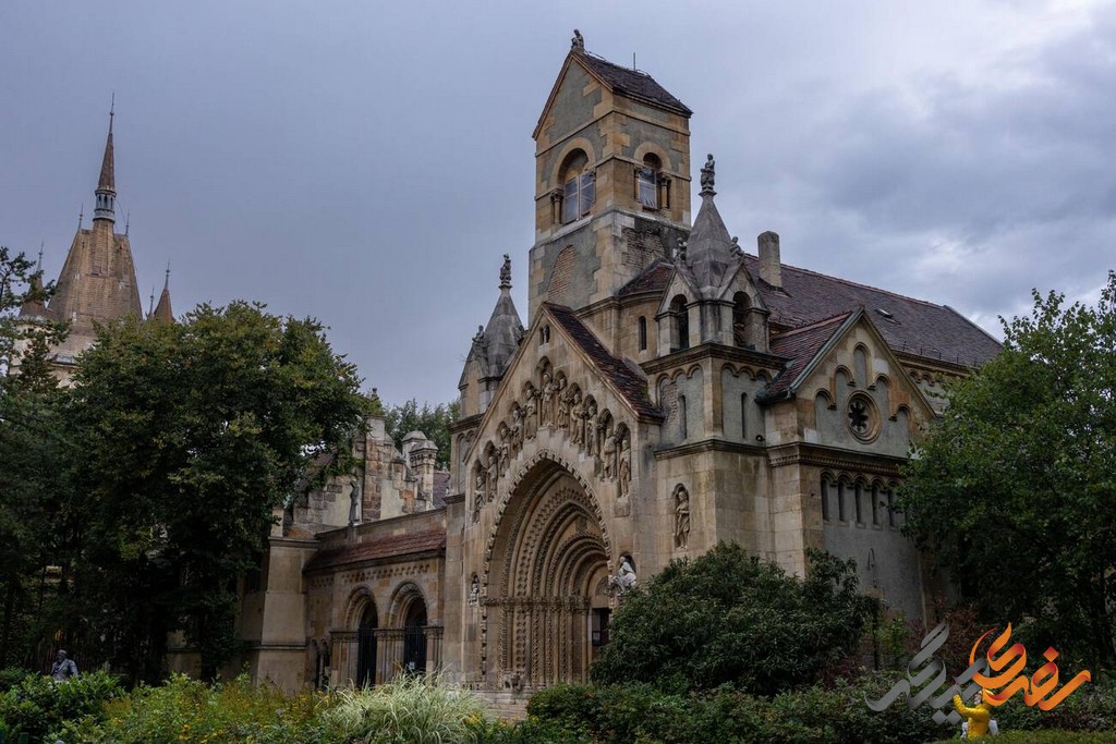 قلعه وایداهونیاد در بوداپست را از نزدیک تجربه کنید و از زیبایی های آن لذت ببرید. این قلعه که معماری زیبایی دارد و با تاریخ غنی خود که به قرون وسطی برمی گردد، 