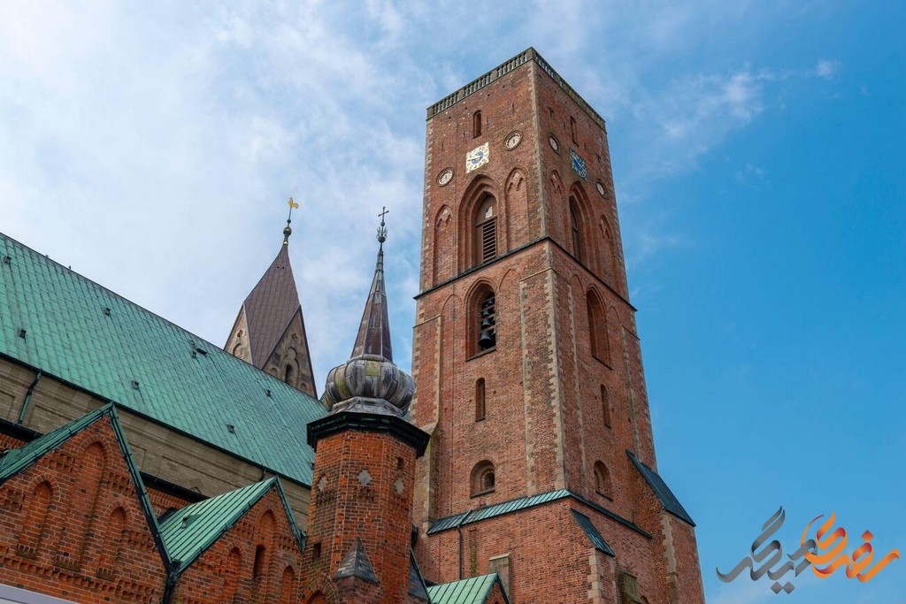 برج کلیسای ریبه، یکی از جاذبه‌های دیدنی و تاریخی دانمارک است که هر ساله گردشگران زیادی را به خود جذب می‌کند. این برج با قدمتی بیش از ۸۰۰ سال، نمادی از معماری قرون وسطی اروپا و فرهنگ دینی مردم دانمارک است. 
