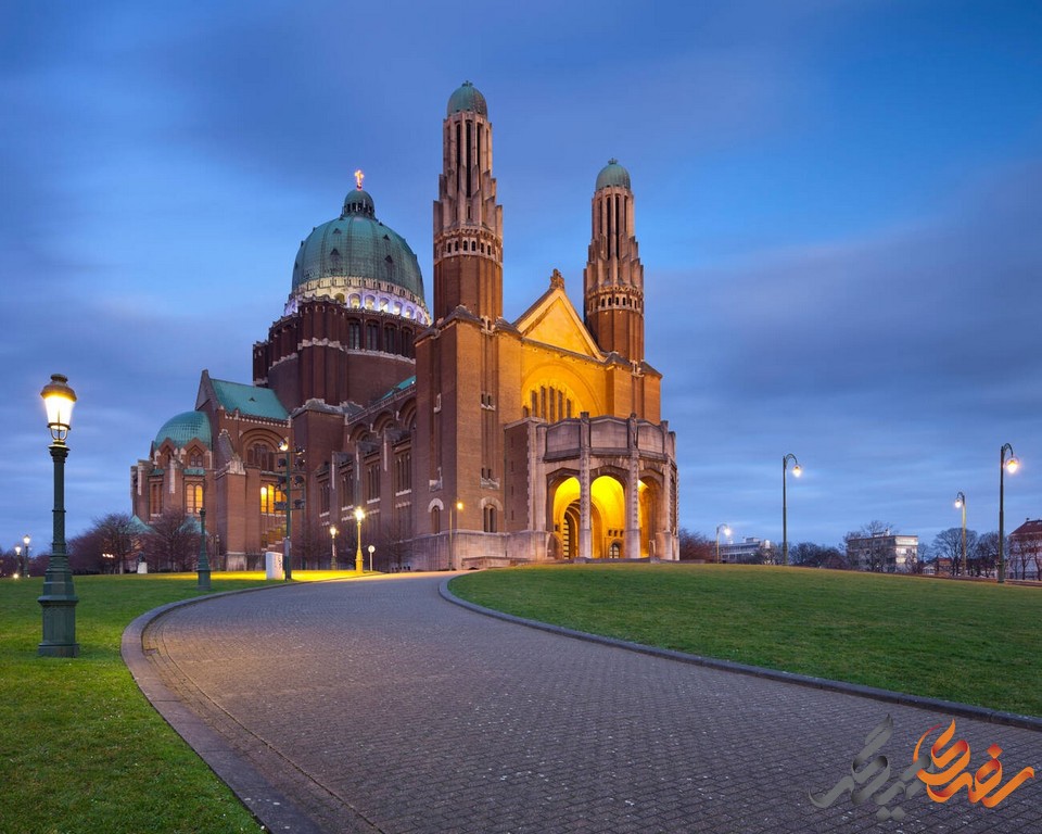 کلیسای قلب مقدس ، معروف به Baziliek van het Heilig Hart، یکی از بزرگترین کلیساهای جهان و مشهورترین جاذبه گردشگری در بلژیک است.