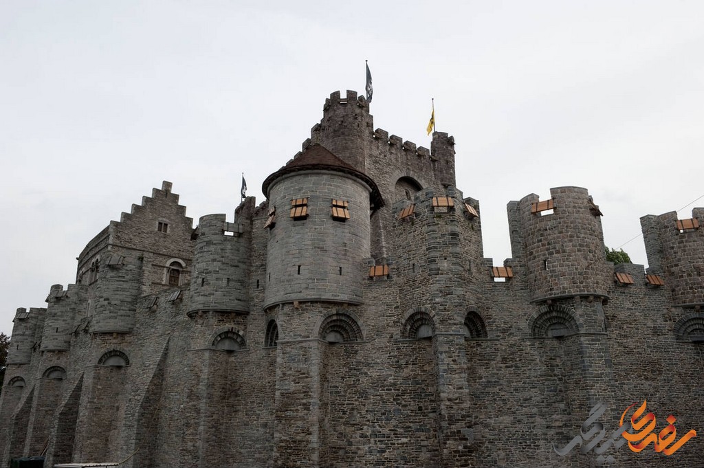این قلعه محل زندگی خاندان‌های اشرافی بود که بر این منطقه حکومت می‌کردند
