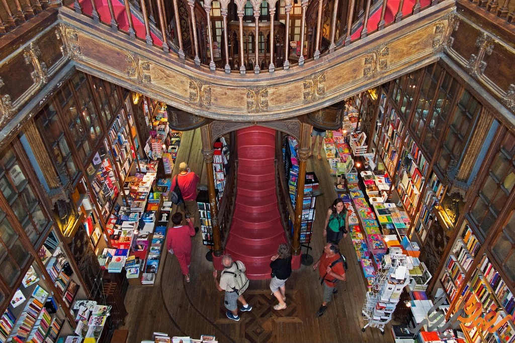 کتابفروشی للو در پرتو یکی از نام آشنا‌ترین و معتبرترین کتابفروشی‌های کشور پرتغال است که با گستره‌ای از موضوعات و عناوین کتاب، گزینه‌ای ایده‌آل برای علاقه‌مندان به کتاب و مطالعه محسوب می‌شود