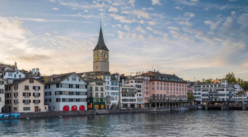 سنت پیتر زوریخ یکی از قدیمی‌ترین کلیساهای این شهر زیبای سوئیس است که به دلیل معماری بی‌نظیر و نقش مهمی که در تاریخ این شهر ایفا کرده، اهمیت بسیار زیادی دارد.