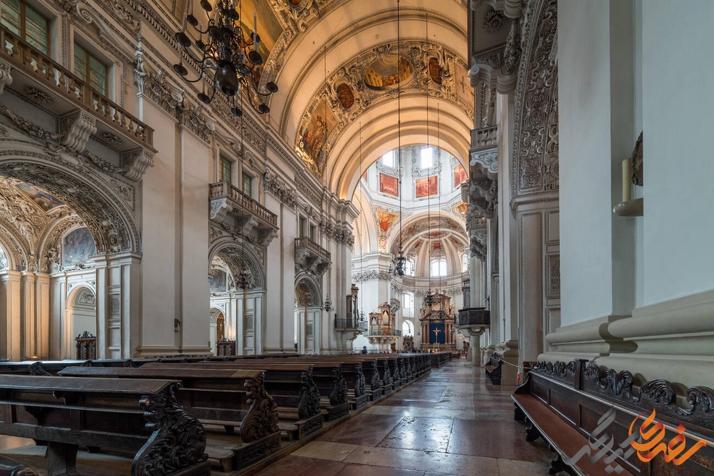  این کلیسا با ورودی‌هایی با ستون‌های بلند و دیوارهایی با نقاشی‌های دینی، جلوه‌ای خیره‌کننده دارد