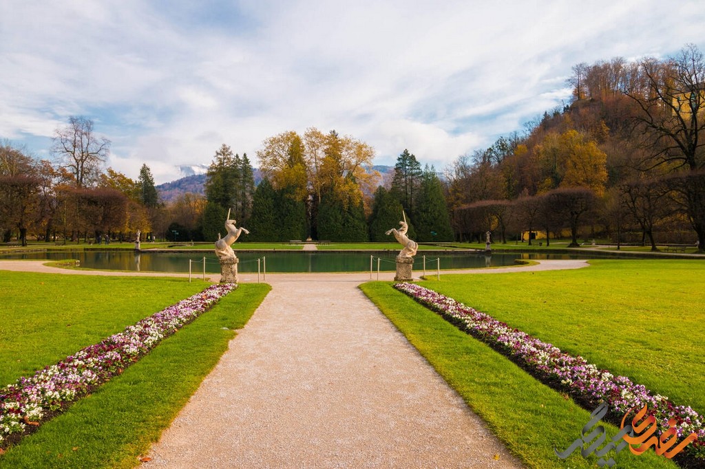 کاخ هلبرون یکی از بهترین نمونه‌های معماری باروک در کشور اتریش است که بازدید از آن به تمام گردشگران و علاقه‌مندان به تاریخ و معماری توصیه می‌شود.