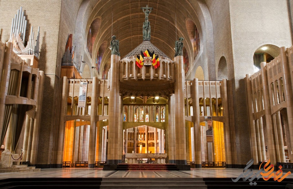 معماری کلیسای قلب مقدس به سبک آرت دکو است که در دوران بین جنگ جهانی اول و دوم محبوبیت بسیاری داشت.