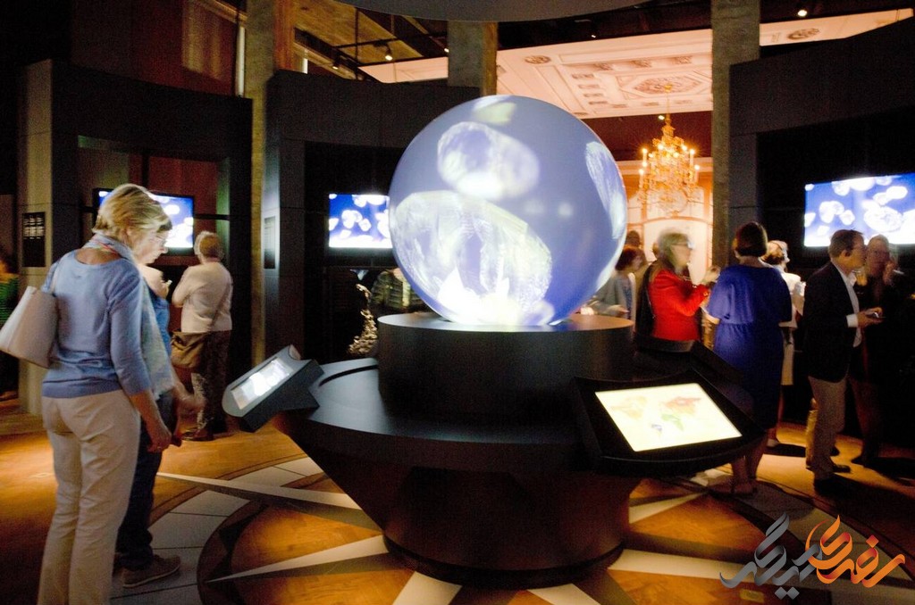 موزه الماس آنتورپ شامل چندین بخش و نمایشگاه دائمی و موقت است که هر کدام به بخشی از تاریخچه و فرآیند الماس اختصاص دارد.