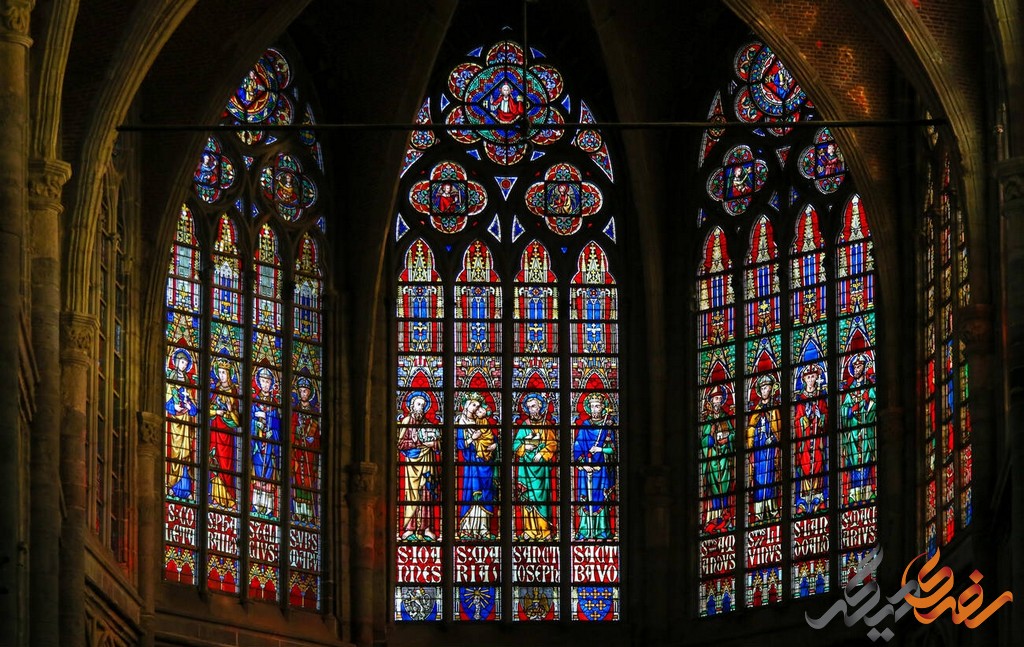 معماری کلیسای جامع گنت به سبک گوتیک بسیار زیبا و پیچیده است و دارای نماهای مجلل و پنجره‌های بزرگ رنگی است که نور را به زیبایی وارد فضای داخلی می‌کنند.