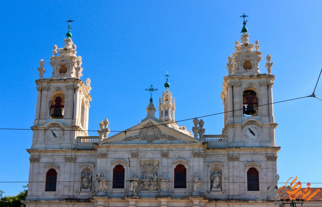 کلیسای استرلا Basilique d'Estrela دارای یک نمای زیبا و مجلل است که از سنگ مرمر سفید و گرانیت ساخته شده است.