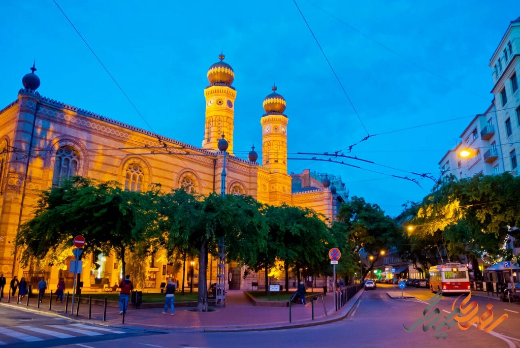 کنیسه خیابان دوهنی، که در سال ۱۸۵۹ میلادی ساخته شده، با معماری نئوموری و تزئینات داخلی پر زرق و برقش، نمایانگر ثروت و قدرت جامعه یهودی بوداپست در آن زمان است