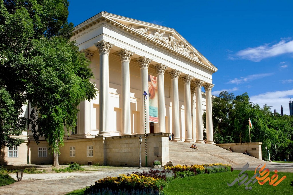 موزه ملی بوداپست فرصتی است برای فراگیری و کشف بیشتر درباره تاریخ و هنر اروپای مرکزی. این موزه با داشتن مجموعه‌ای غنی از آثار هنری و تاریخی، نقش مهمی در حفظ و ارتقاء فرهنگ مجارستان داشته و همواره تلاش می‌کند