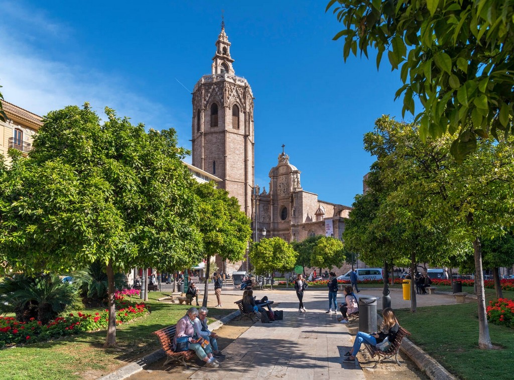 کلیسای جامع شهر والنسیا، که با نام "سنتا ماریا د کاتدرال-باسیلیکا متروپولیتانا" نیز شناخته می‌شود، یکی از مهمترین و باشکوه ترین بناهای مذهبی در کشور اسپانیا است.