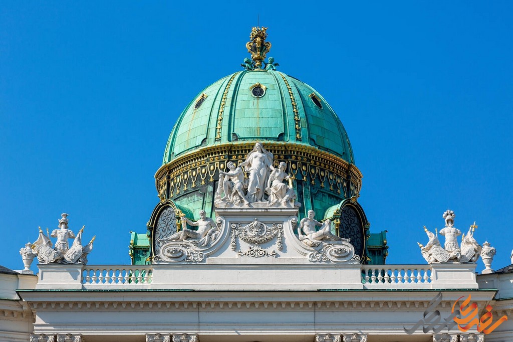 قصر هوفبرگ دارای جاذبه‌های گردشگری متعددی است که بازدیدکنندگان می‌توانند از آنها لذت ببرند. 