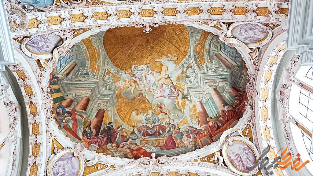 کلیسای سن جیمز به دلیل داشتن نقاشی‌های دیواری بسیار زیبا و باشکوه، شهرت زیادی دارد. این نقاشی‌ها توسط هنرمندان معروفی چون ماکس ویمر و هانس هولباین کشیده شده‌اند و نمایانگر صحنه‌های مذهبی و تاریخی هستند. 