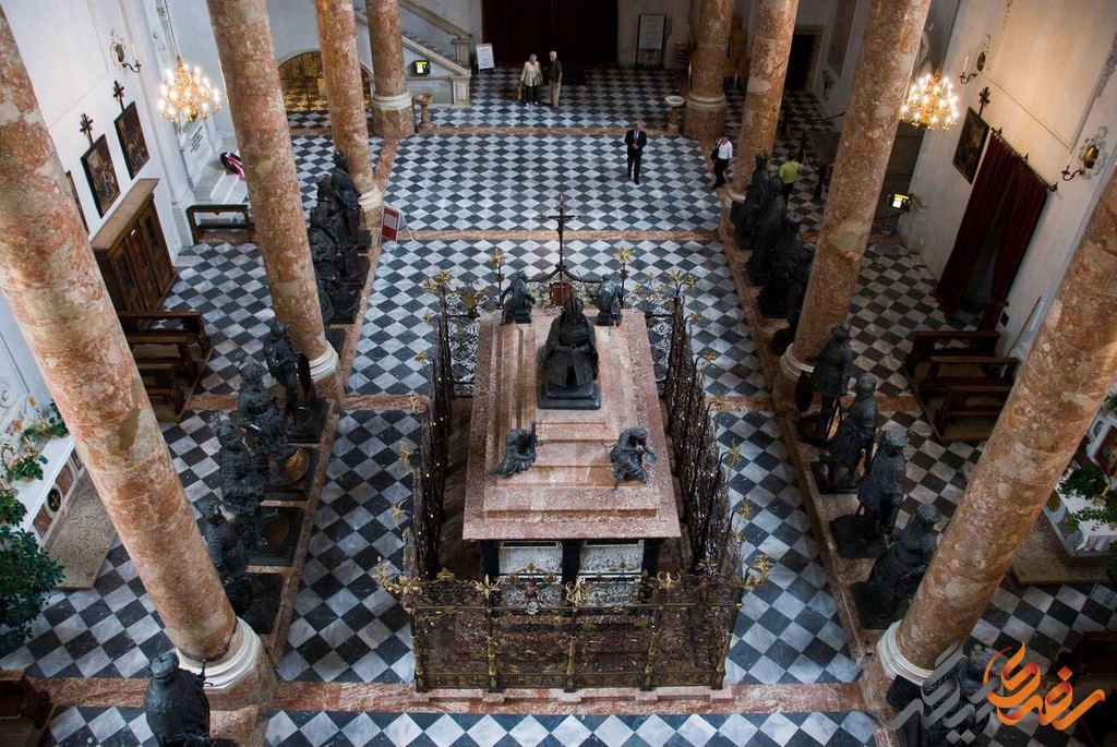 کلیسای هوف کرشه نه تنها به دلیل زیبایی‌های معماری و هنری‌اش، بلکه همچنین به خاطر نقش مهمی که در تاریخ اینسبروک ایفا کرده است، مورد احترام است.