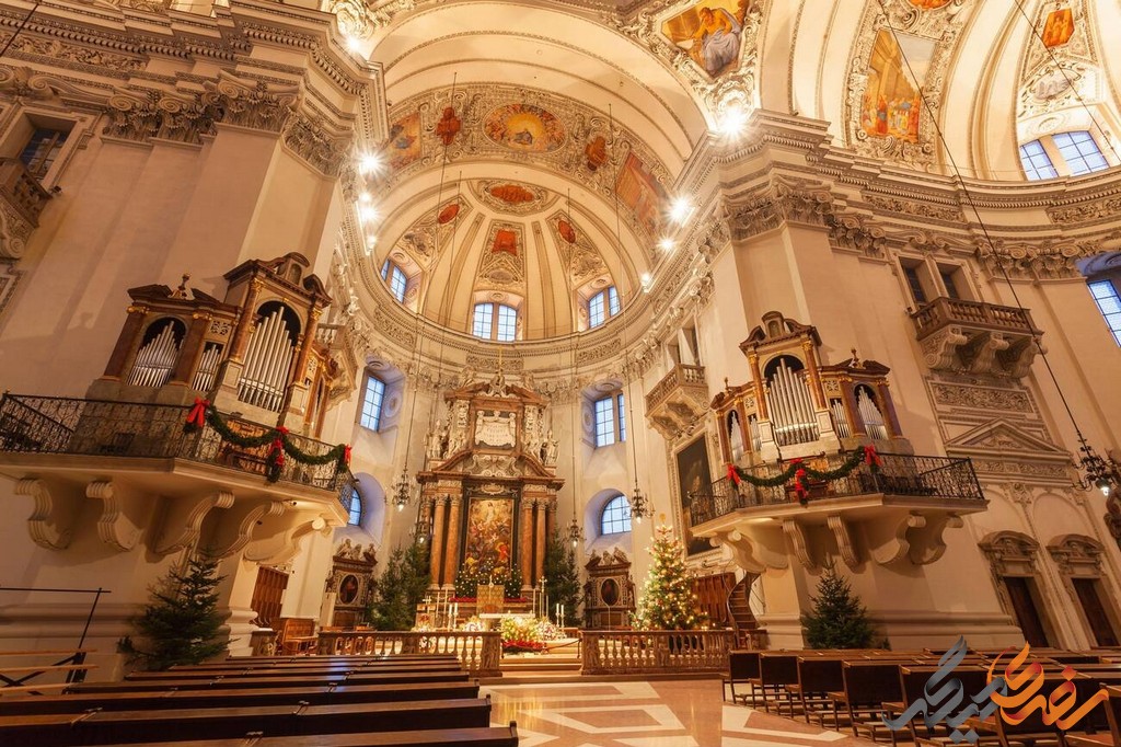 معماری کلیسای جامع سالزبورگ Salzburg Cathedral با ترکیبی از سبک‌های گوتیک و باروک، یکی از زیباترین نمونه‌های معماری مذهبی در اروپا محسوب می‌شود