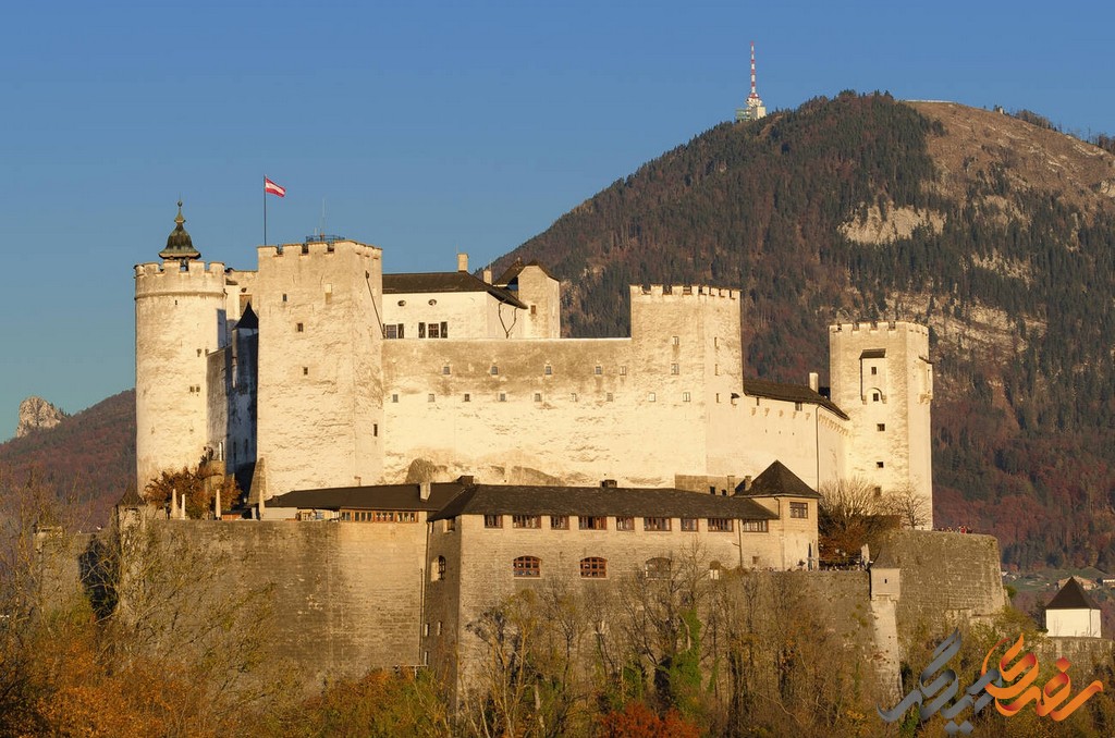 این قلعه دارای چندین برج سنگی، دروازه‌های چوبی عظیم، و حفاظ‌های دفاعی پیچیده است