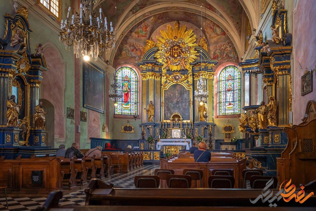 داخل کلیسای سنت باربارا مملو از هنر و زیبایی است. نقاشی های دیواری، مجسمه ها و تابلوهای نقاشی که داستان های مذهبی و تاریخی را روایت می کنند، باعث شده اند که این کلیسا به یکی از جذاب ترین مکان های تاریخی تبدیل شود.