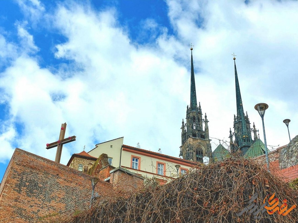 کلیسای جامع سنت پیتر و پل دارای جاذبه‌های دیدنی بسیاری است که گردشگران را به خود جذب می‌کند.