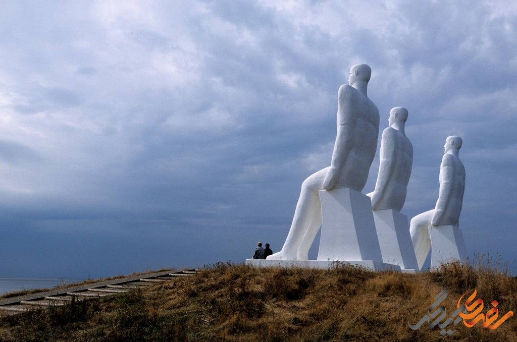 مجسمه های مردان در دریا نمادی از روحیه جامعه دانمارکی است. این مجسمه ها نشان دهنده مقاومت، استقامت و تلاش مردم این سرزمین در برابر شرایط دشوار زندگی می باشند.