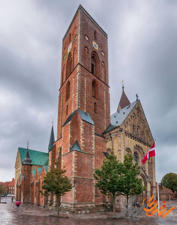 برج کلیسای ریبه با معماری رومانسک و گوتیک طراحی شده است و یکی از زیباترین نمونه‌های معماری کلیساهای اروپایی است. 