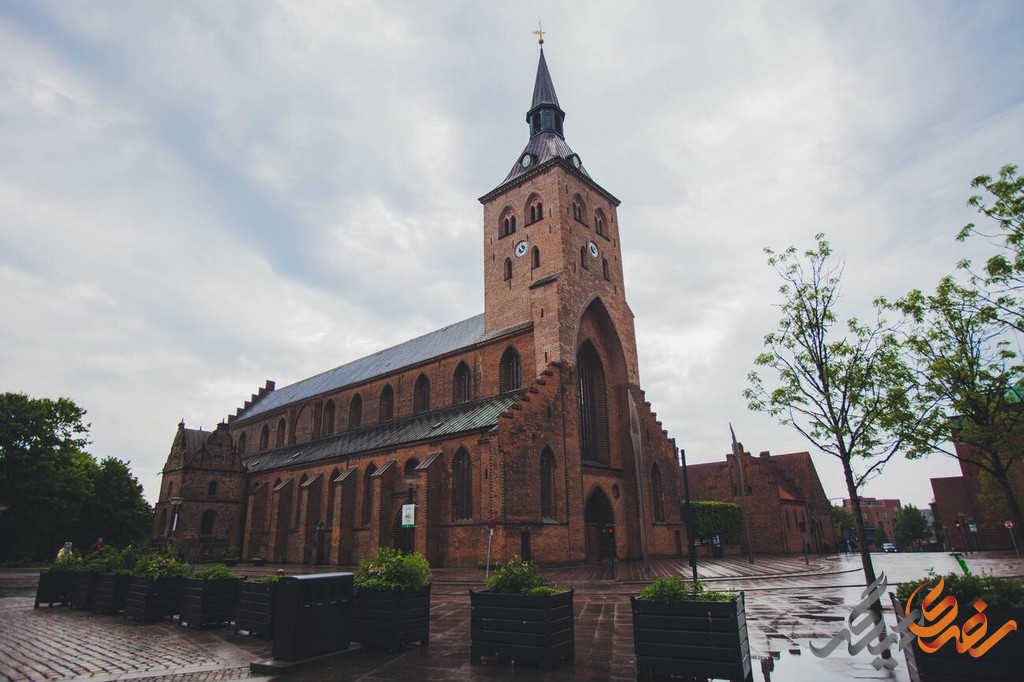 کلیسای سنت کنودز یکی از باشکوه‌ترین و تاریخی‌ترین کلیساهای دنیا و یکی از مکان‌های مهم تاریخی دانمارک است. 