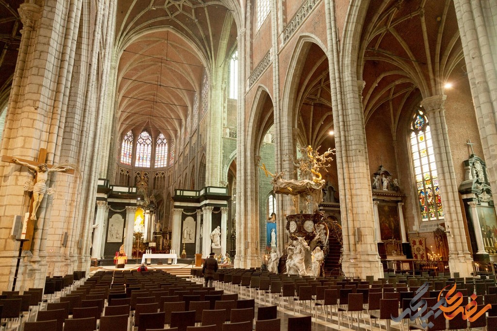کلیسای جامع گنت، یکی از معماری‌های دینی برجسته در جهان است که قدمت آن به قرون وسطی باز می‌گردد