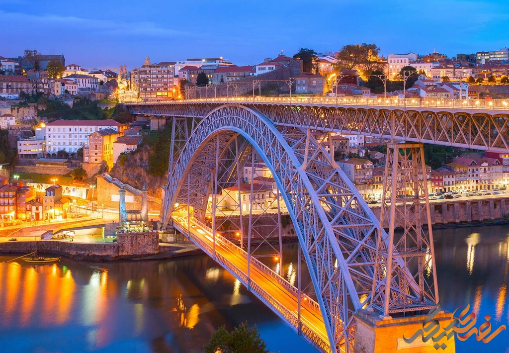 معماری پل لوئیس اول Luís I Bridge حاصل تلاش و هنر مهندس گوستاو ایفل است که با استفاده از آهن و فولاد ساخته شده است.