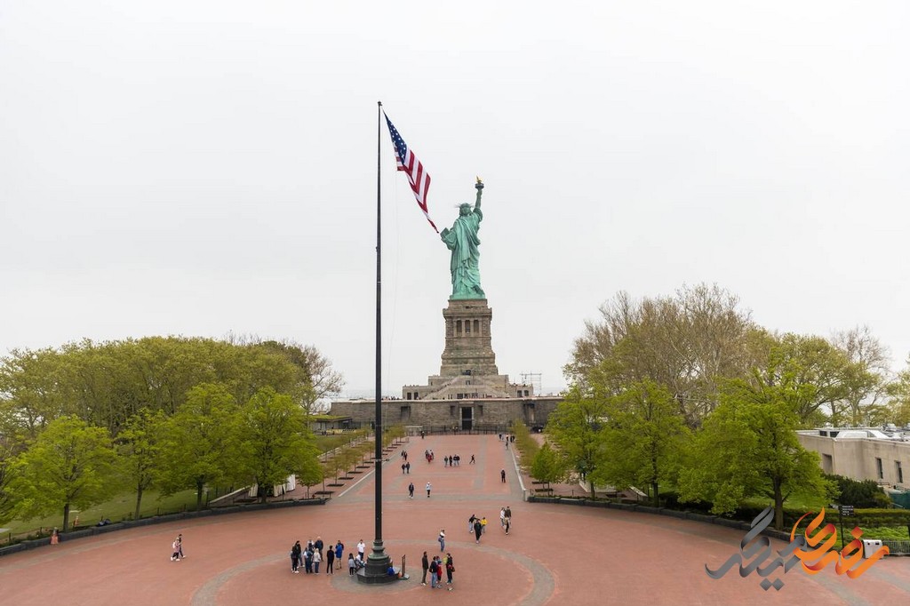 مجسمه آزادی Statue of Liberty در بوداپست از جنس برنز ساخته شده و ارتفاع آن به ۱۴ متر می‌رسد. این مجسمه بازوهایی را که به آسمان بلند کرده و در دستش شمعدانی حامل شعله‌ای است که نماد آزادی و استقلال است. 