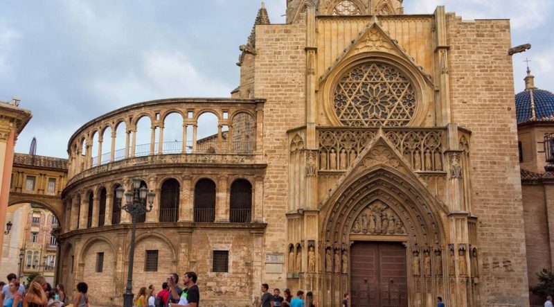 کلیسای جامع والنسیا ، یکی از مهم‌ترین جاذبه‌های دینی و تاریخی شهر والنسیا در اسپانیا است. این کلیسا که با نام «Catedral de Santa María de Valencia» نیز شناخته می‌شود