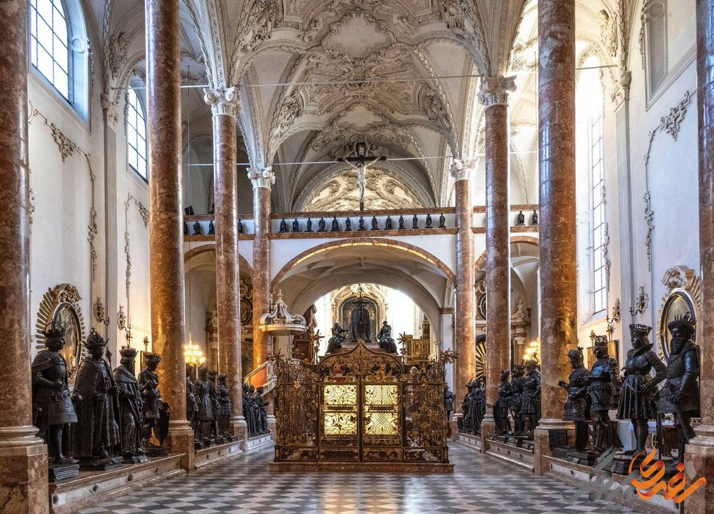کلیسای هوف کرشه یکی از مهم‌ترین کلیساهای شهر اینسبروک در کشور اتریش است.