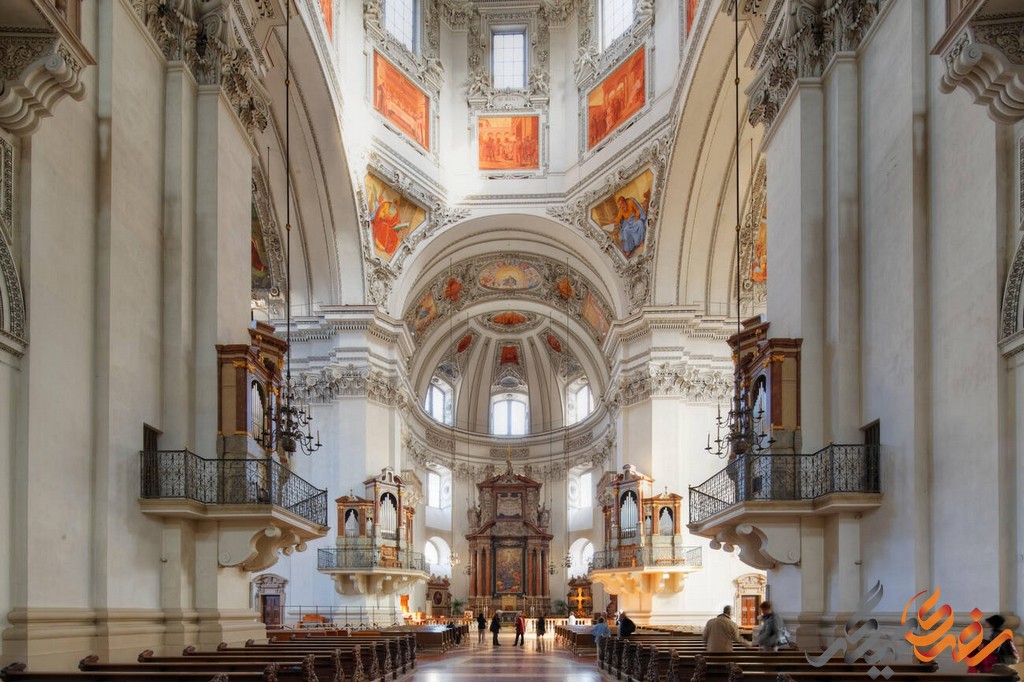 کلیسای جامع شهر سالزبورگ با تاریخچه‌ای غنی و معماری خیره‌کننده، یکی از مهمترین نمادهای شهر سالزبورگ به شمار می‌آید