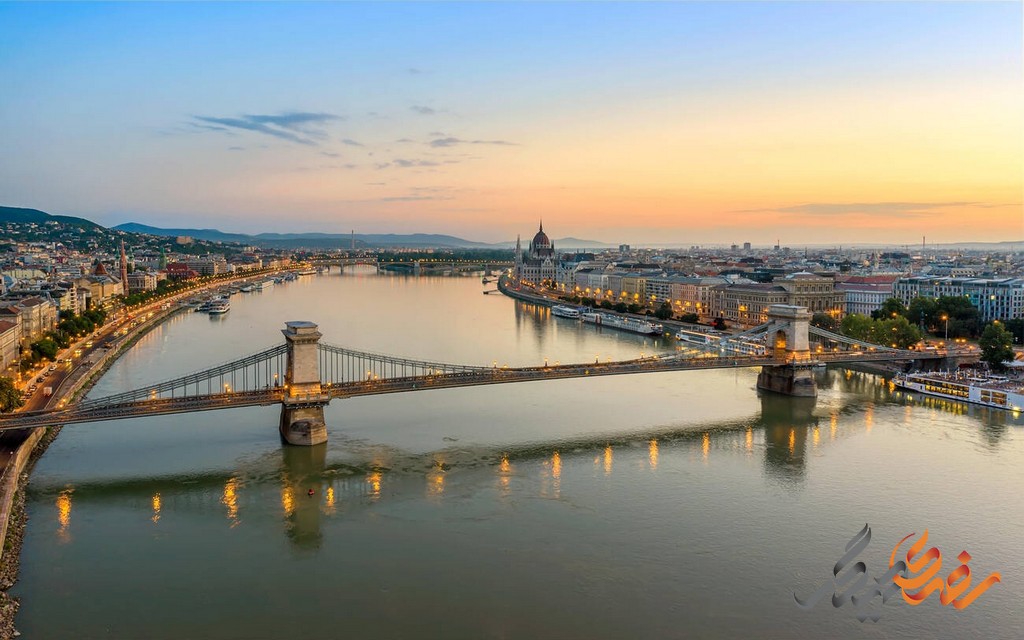 پل زنجیر Chain Bridge in Budapest توسط معمار و مهندس انگلیسی، ویلیام تیرنی کلارک، طراحی شده و توسط یک شرکت مهندسی مجارستانی به سرپرستی آدام کلارک ساخته شد.