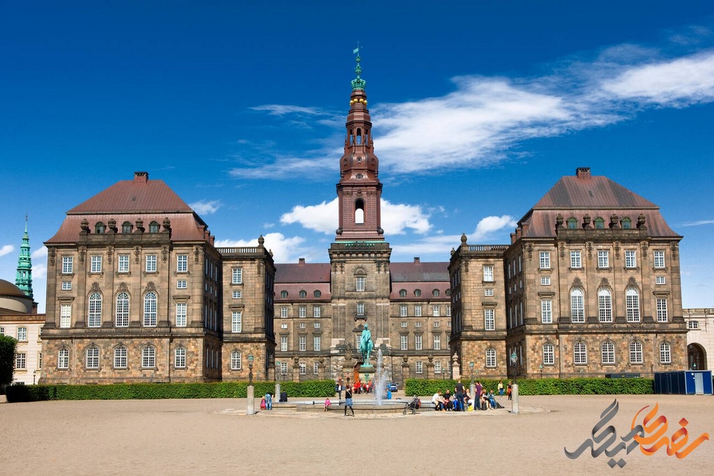 قصر کریستیانسبورگ یکی از مهمترین بناهای تاریخی و توریستی شهر کپنهاگ، پایتخت دانمارک، محسوب می‌شود.
