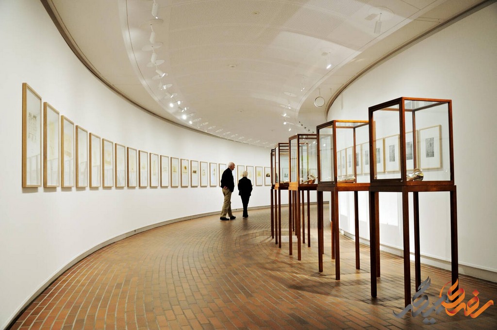 موزه لوئیزیانا با بیش از 3000 اثر هنری شامل نقاشی، مجسمه‌سازی، چاپ، ویدئو و نصب، از هنرمندان برجسته‌ای چون پابلو پیکاسو، هنری مور، آندی وارهول و جکسون پولاک به عنوان یکی از بزرگترین و مهمترین مجموعه‌های هنر مدرن جهان شناخته می‌شود. 