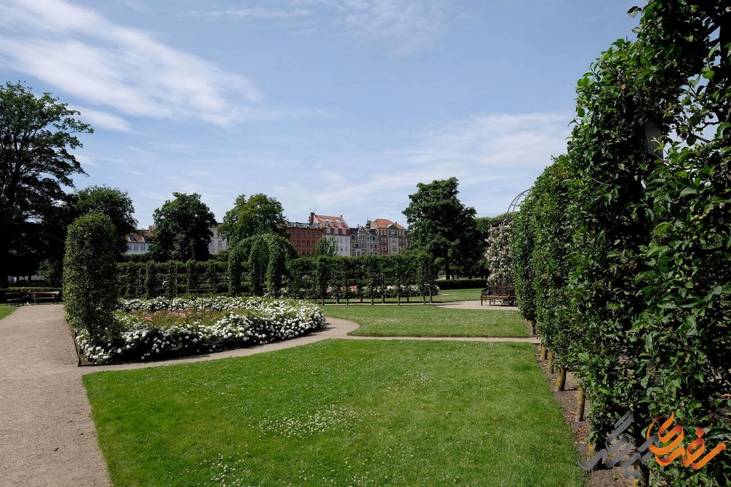 باغ‌های کاخ روزنبرگ به عنوان یکی از زیباترین باغ‌های اروپا شناخته می‌شوند.