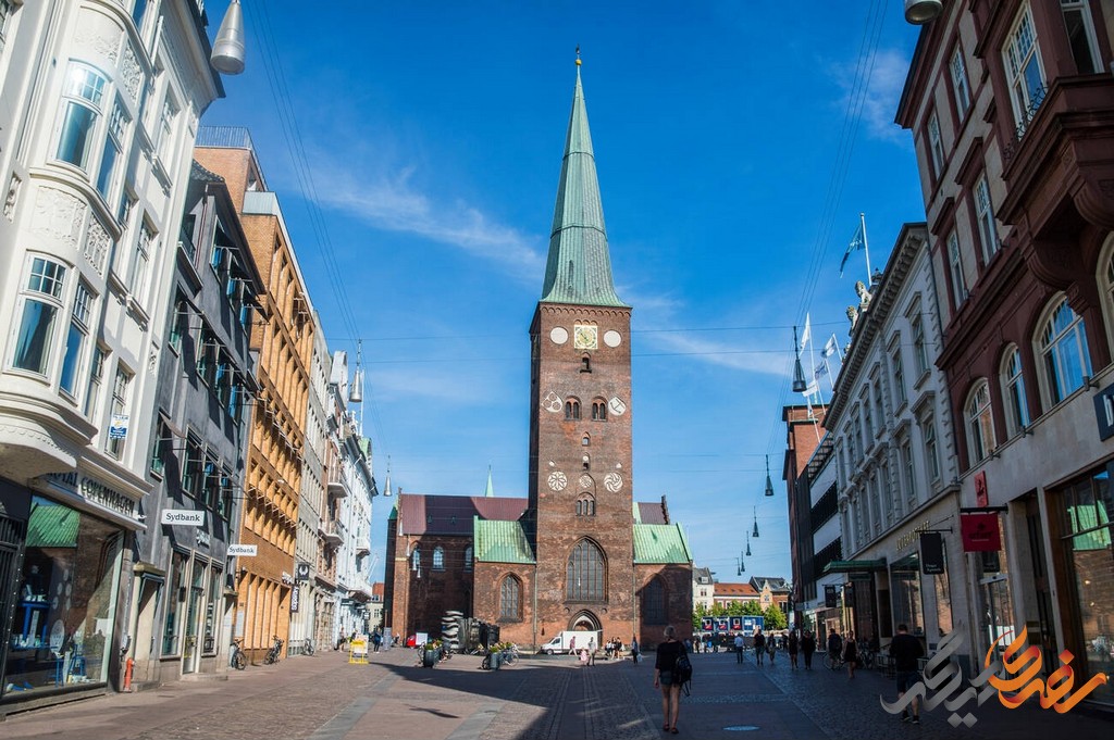 ین بنای تاریخی با معماری گوتیک خیره‌کننده‌اش، به عنوان یکی از بزرگترین و باشکوه‌ترین کلیساهای دوران قرون وسطی در دانمارک شناخته می‌شود.