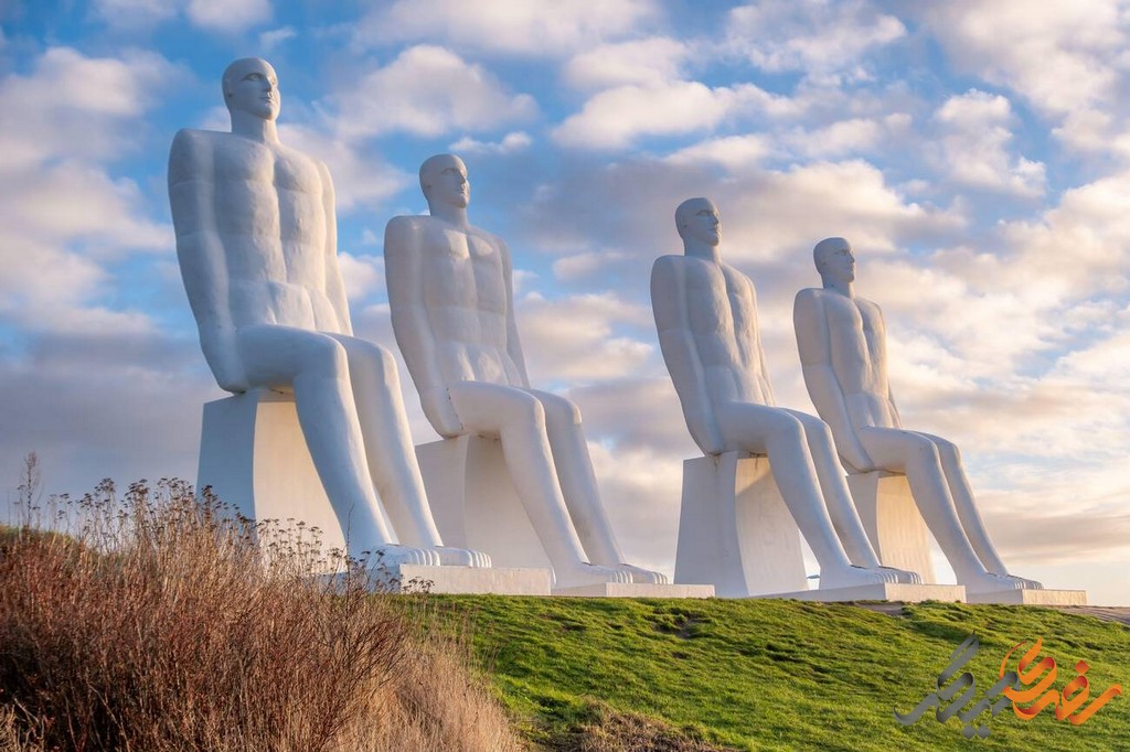 مجسمه های مردان در دریا یکی از جاذبه های گردشگری مهم کشور دانمارک است که در ساحل شهر اسپیرباک قرار دارد.