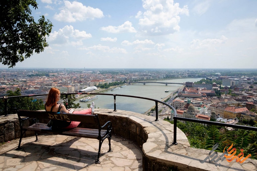سیتا دلا که به معنای شهر قدیم است، یکی از مناطق تاریخی شهر بوداپست محسوب می‌شود و محل قرارگیری بسیاری از جاذبه‌های گردشگری مهم است.